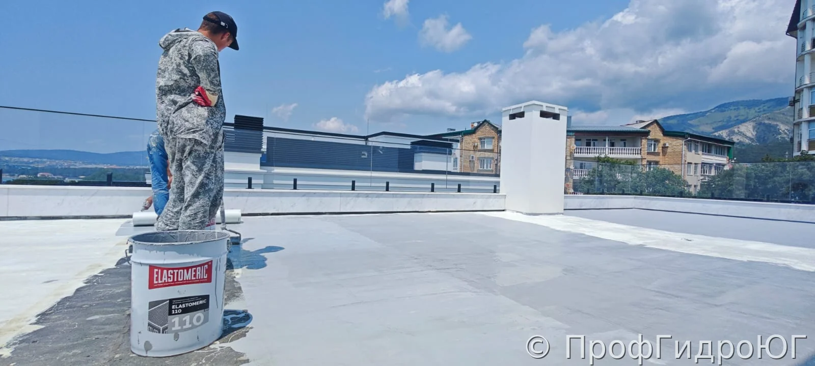 Кровля, которая не боится моря и солнца: почему «жидкий каучук» лучше битума?